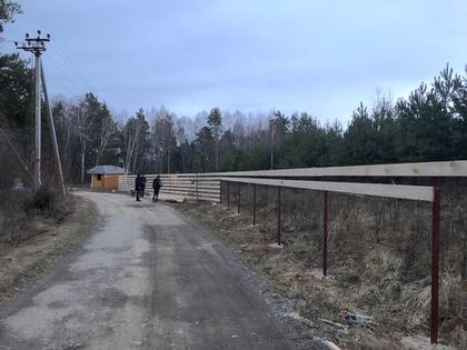 В «Усадьбе Романово» продолжается монтаж ограждения