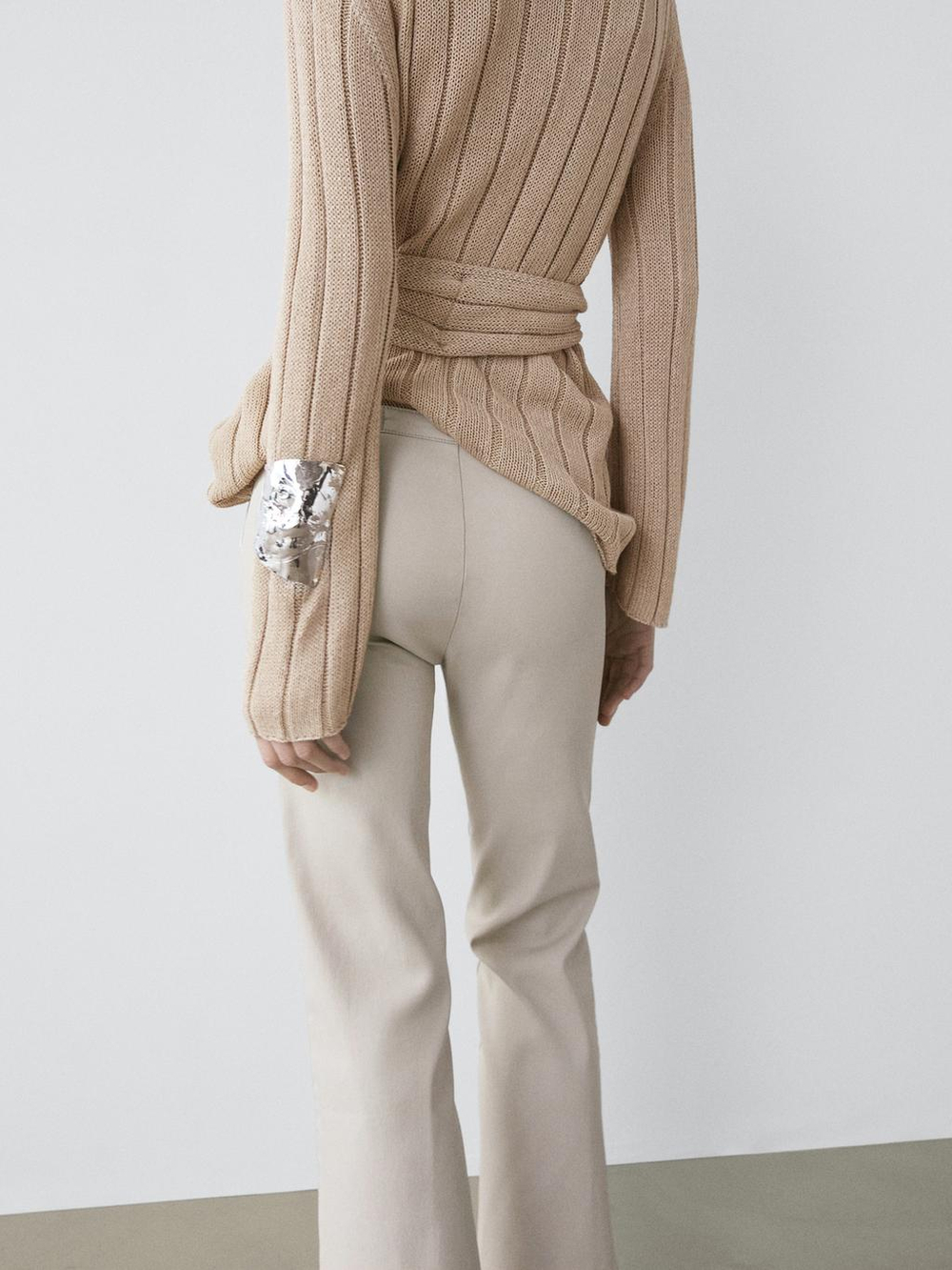 Massimo Dutti Расклешенные брюки из вощеной ткани со средней посадкой, каменный