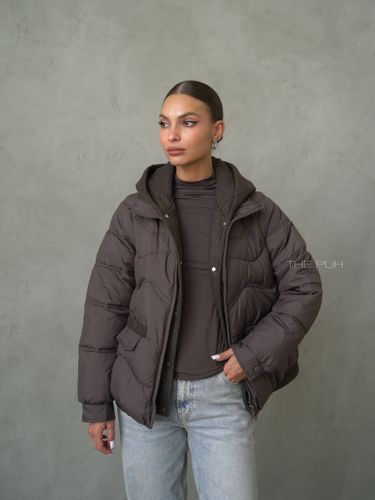 Шоколадный пуховик с трикотажной манишкой