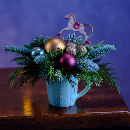 Композиция новогодняя #715 «‎Лошадка» в синей кружке