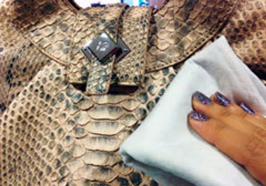 Как чистить сумку из кожи питона