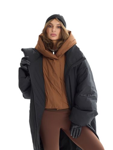 Черно-коричневый длинный пуховик с капюшоном