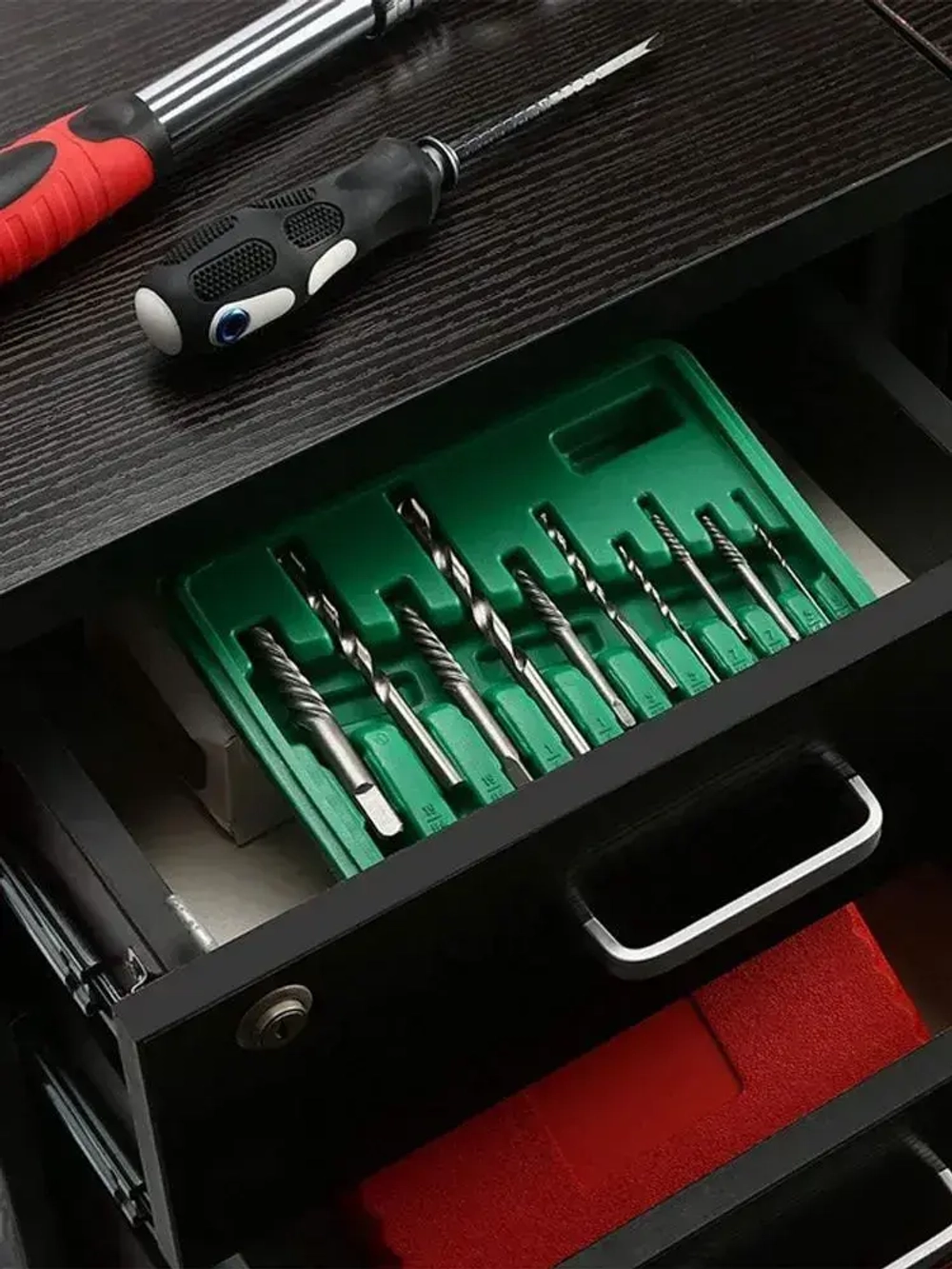 Набор экстракторов и сверл в кейсе 11 предметов бит / Экстракторы 5 шт. и Сверла 5 шт. и метчикодержатель для выкручивания сломанных болтов и шпилек.