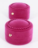 Круглый футляр из флокированного пластика с декоративной отделкой