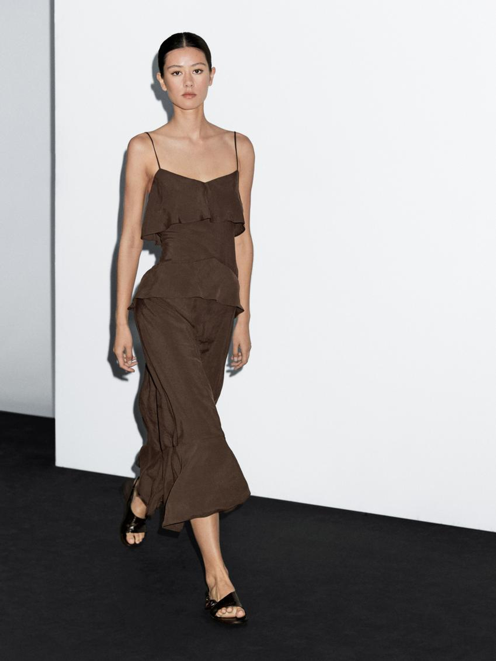 Massimo Dutti Длинное платье с воланами, шоколадный