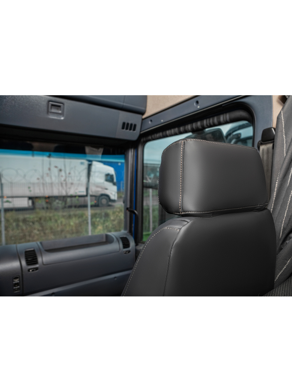 Чехлы Люкс Scania 5 серия Высокое и низкое сиденье (экокожа, черный, серая вставка)