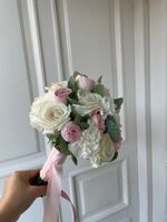 Свадебный букет из одноголовых роз, диантусов, кустовых пионовидных роз и эвкалипта