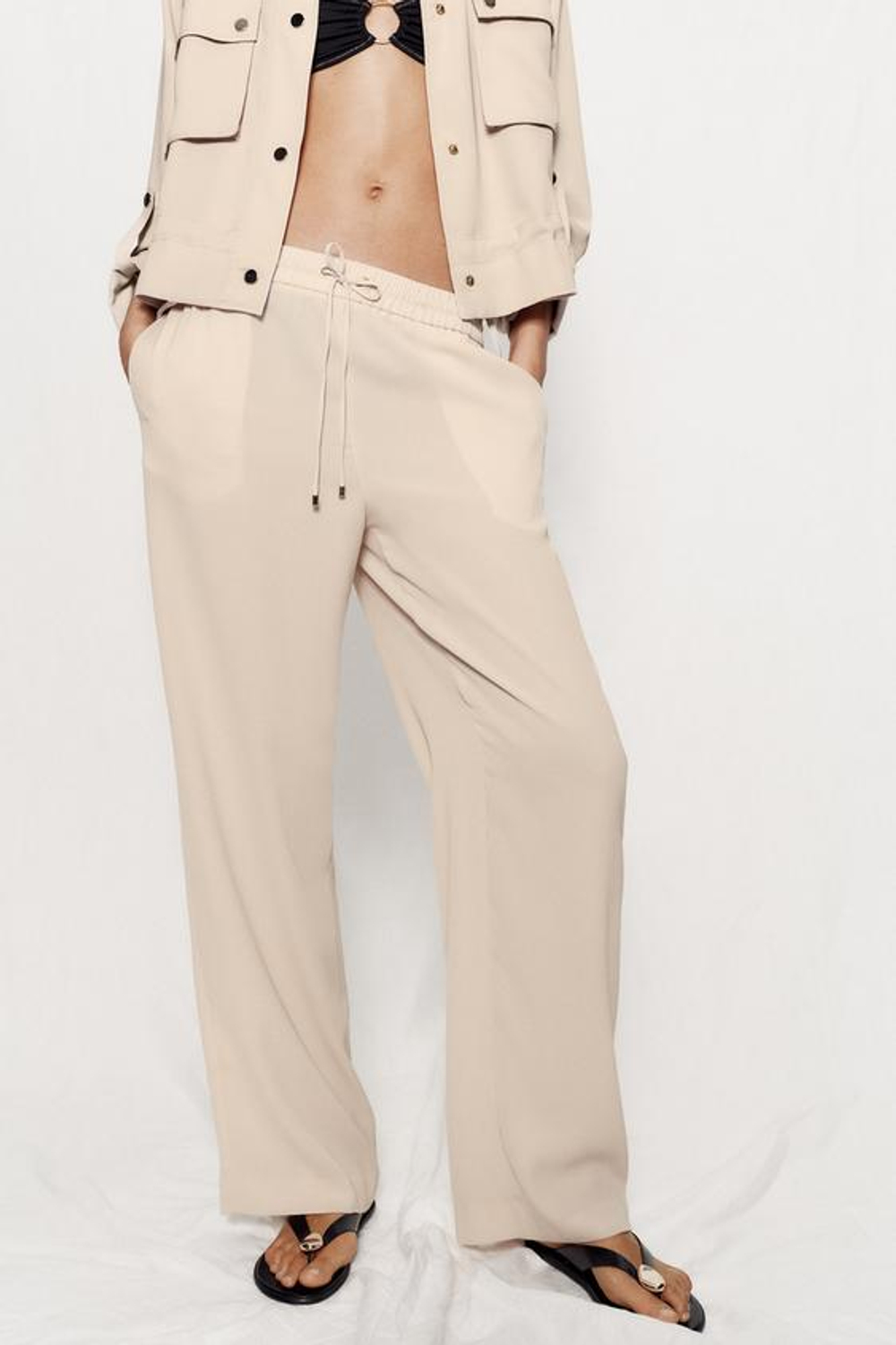 ZARA БРЮКИ ИЗ СТРУЯЩЕЙСЯ ТКАНИ С ЭЛАСТИЧНЫМ ПОЯСОМ, БЕЖЕВЫЙ