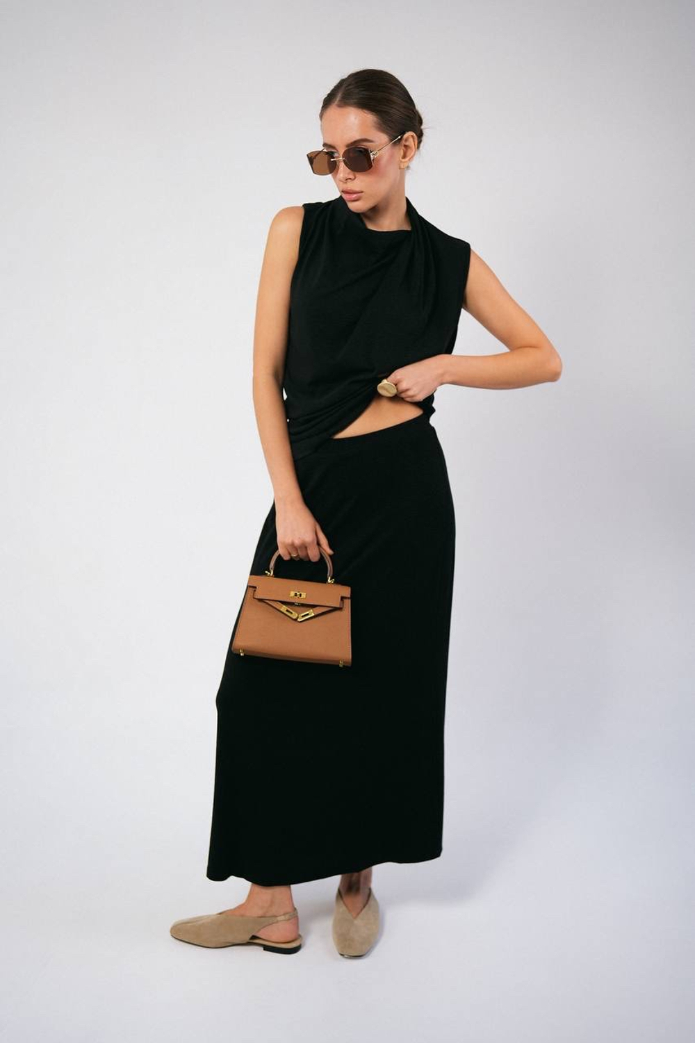 Костюм из тонкого трикотажа с юбкой в макси длине и дизайнерским топом