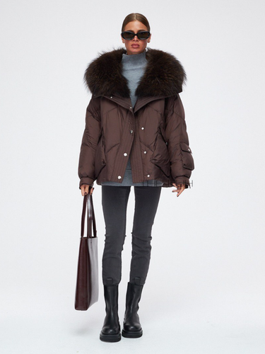 Короткий пуховик к шоколадном цвете с меховым воротником