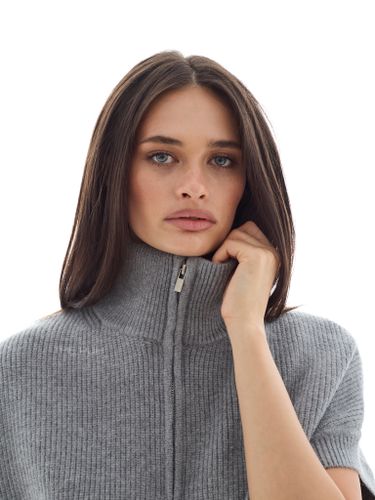 Серый трикотажный костюм с жилетом