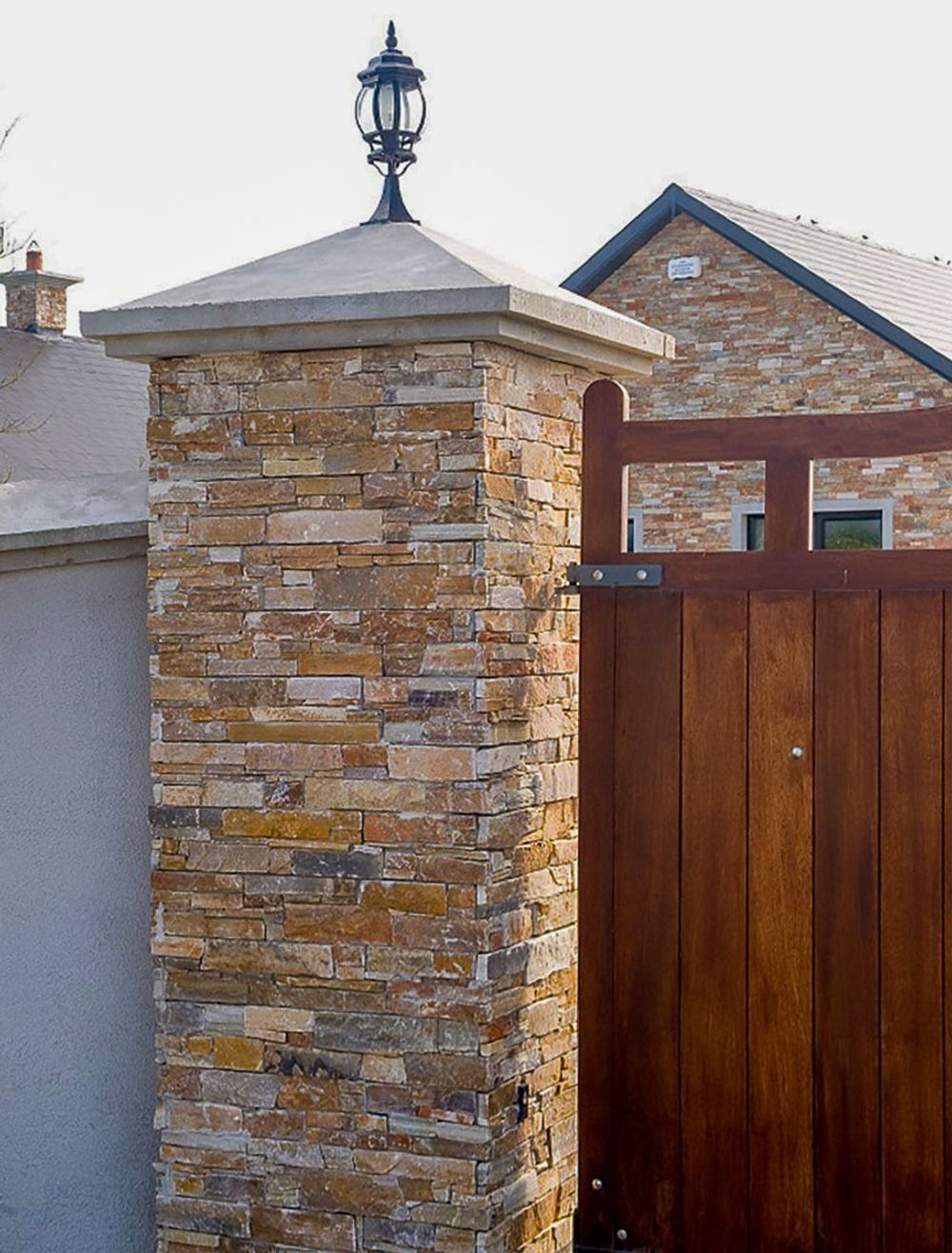 Натуральный камень Кварцит бежевый Pharaon 200x550x20-40 Грубый камень