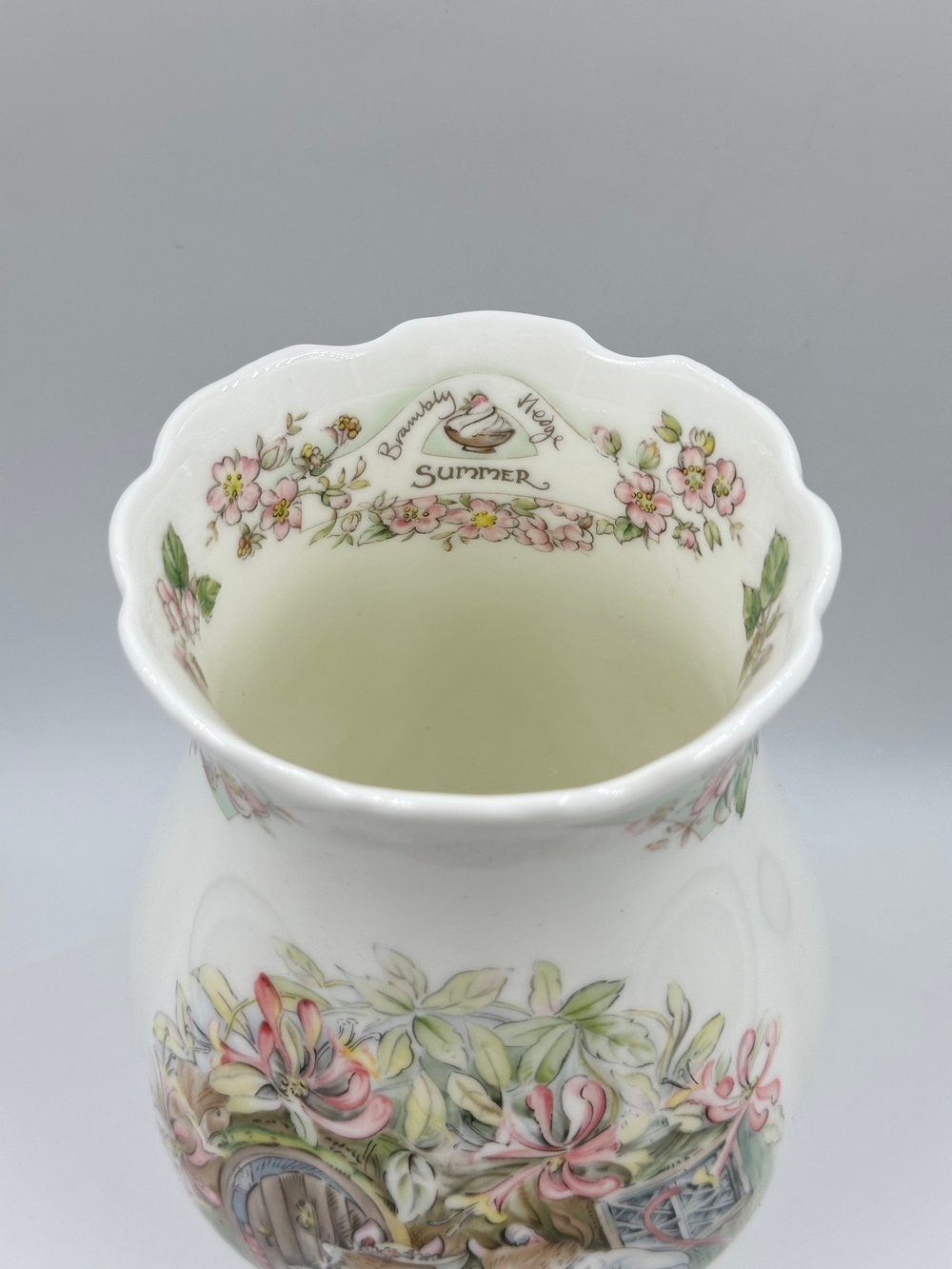 Ваза Royal Doulton, Summer from the Brambly Hedge