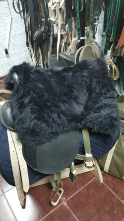 Подушка из овчины  на седло для лошади!