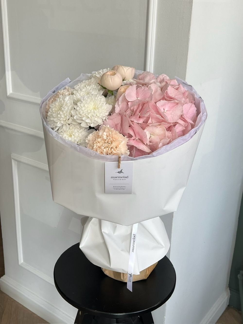 Букет из гортензии, кустовых пионовидных роз, диантусов и хризантемы