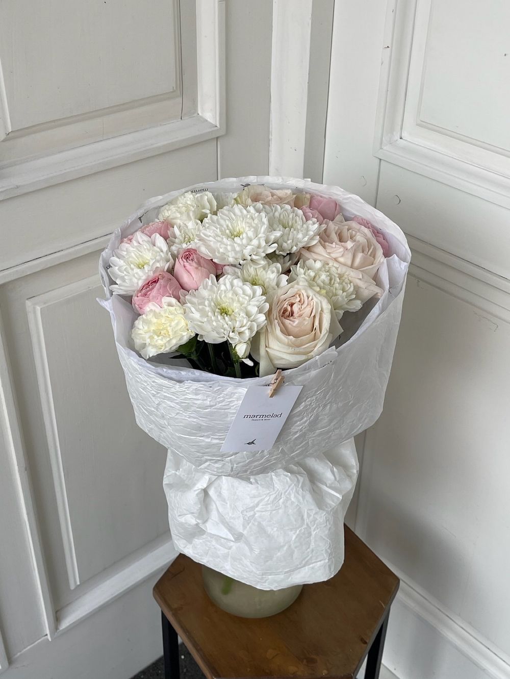 Букет с хризантемой, кустовой пионовидной розой и розами