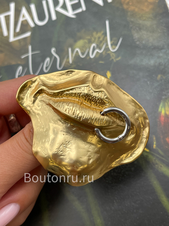 Брошь Скиап "Губы с пирсингом" золотистая