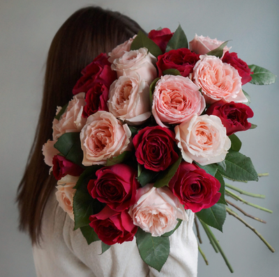 77. Яркий букет роз Darcey и Princess Hitomi