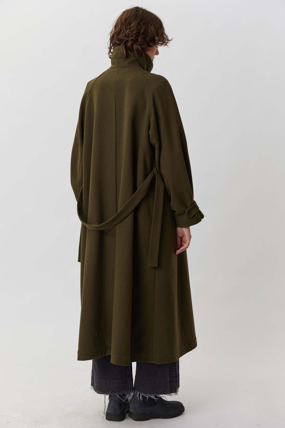 Объемное пальто зеленого цвета