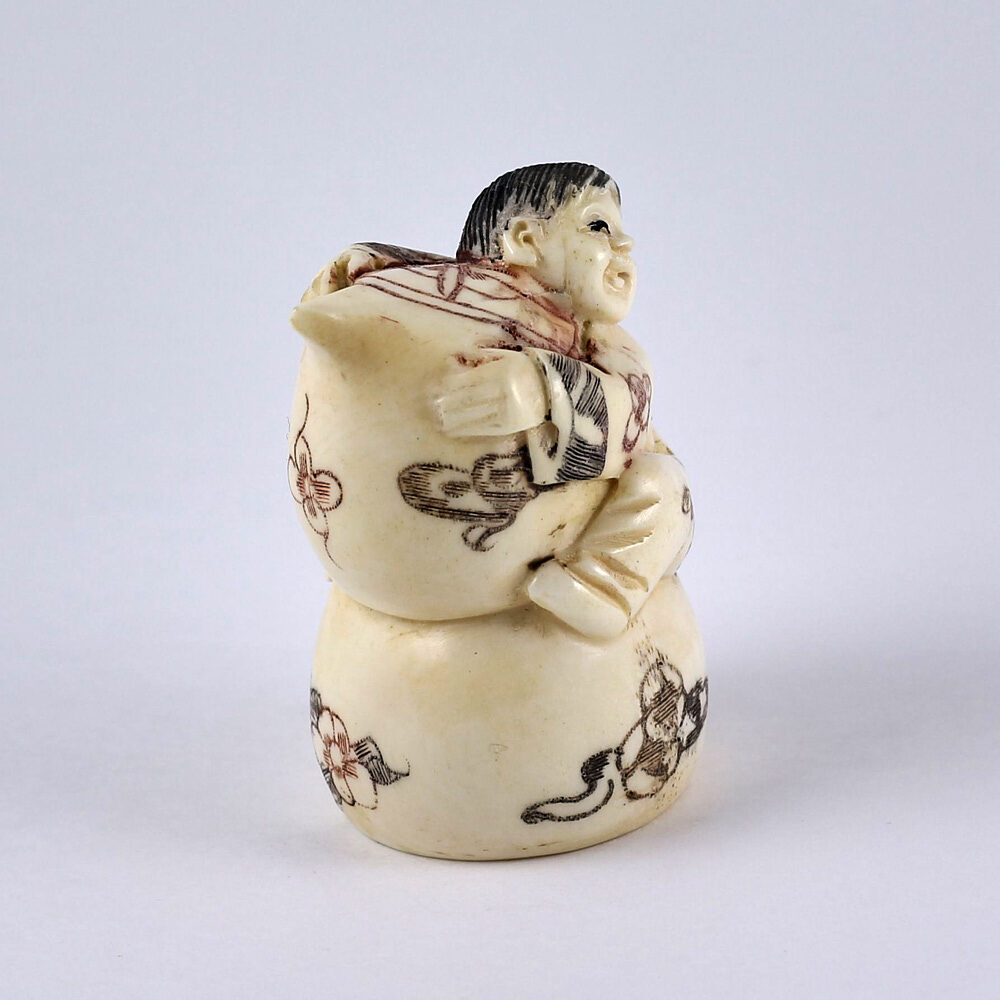 Нэцкэ Мальчик Карако на огромной тыкве-горлянке