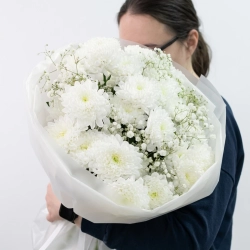 Букет "Белый" с кустовой хризантемой и гипсофилой в упаковке.