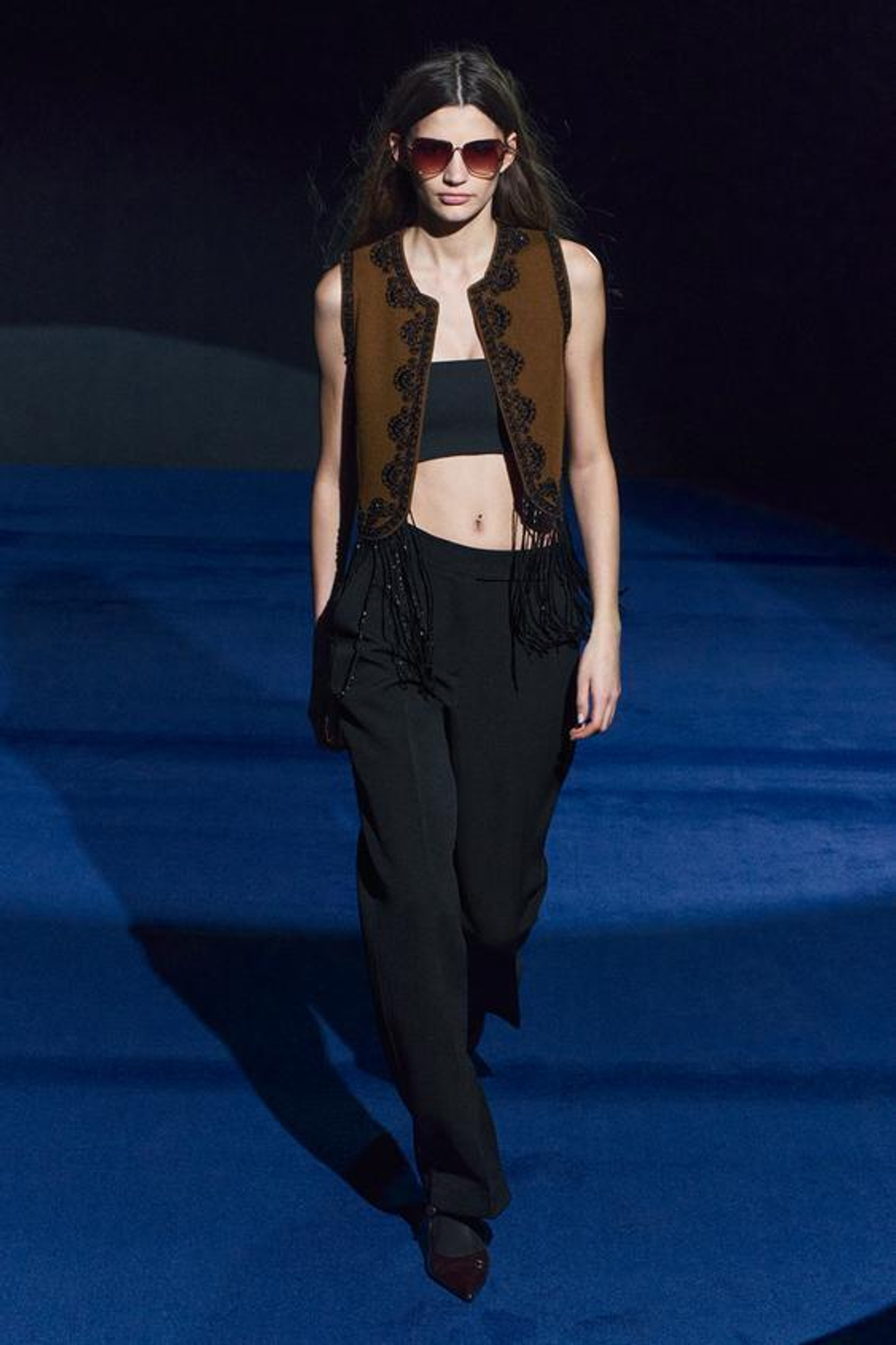 ZARA ТРИКОТАЖНЫЙ ЖИЛЕТ С БИСЕРОМ, КОРИЧНЕВЫЙ