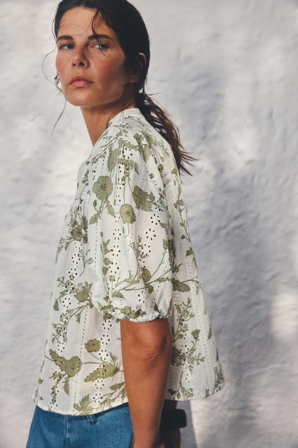 ZARA ТОП С ПРИНТОМ, ПЕРФОРИРОВАННОЙ ВЫШИВКОЙ, ЭКРЮ/ХАКИ