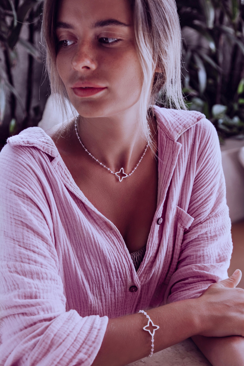 Колье «Клевер» с бусинами из розового кварца