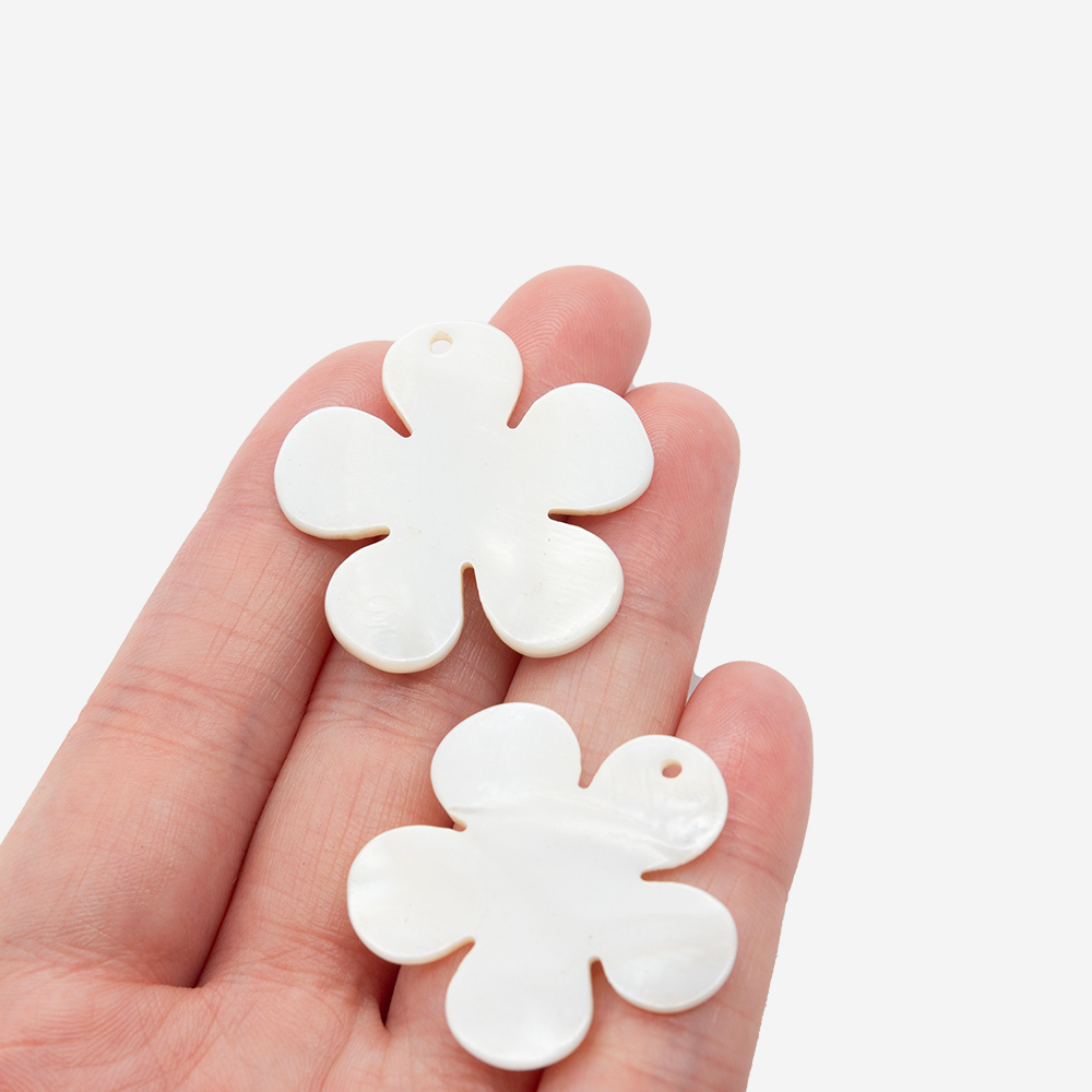Цветок из перламутра речных ракушек, 30мм, белый