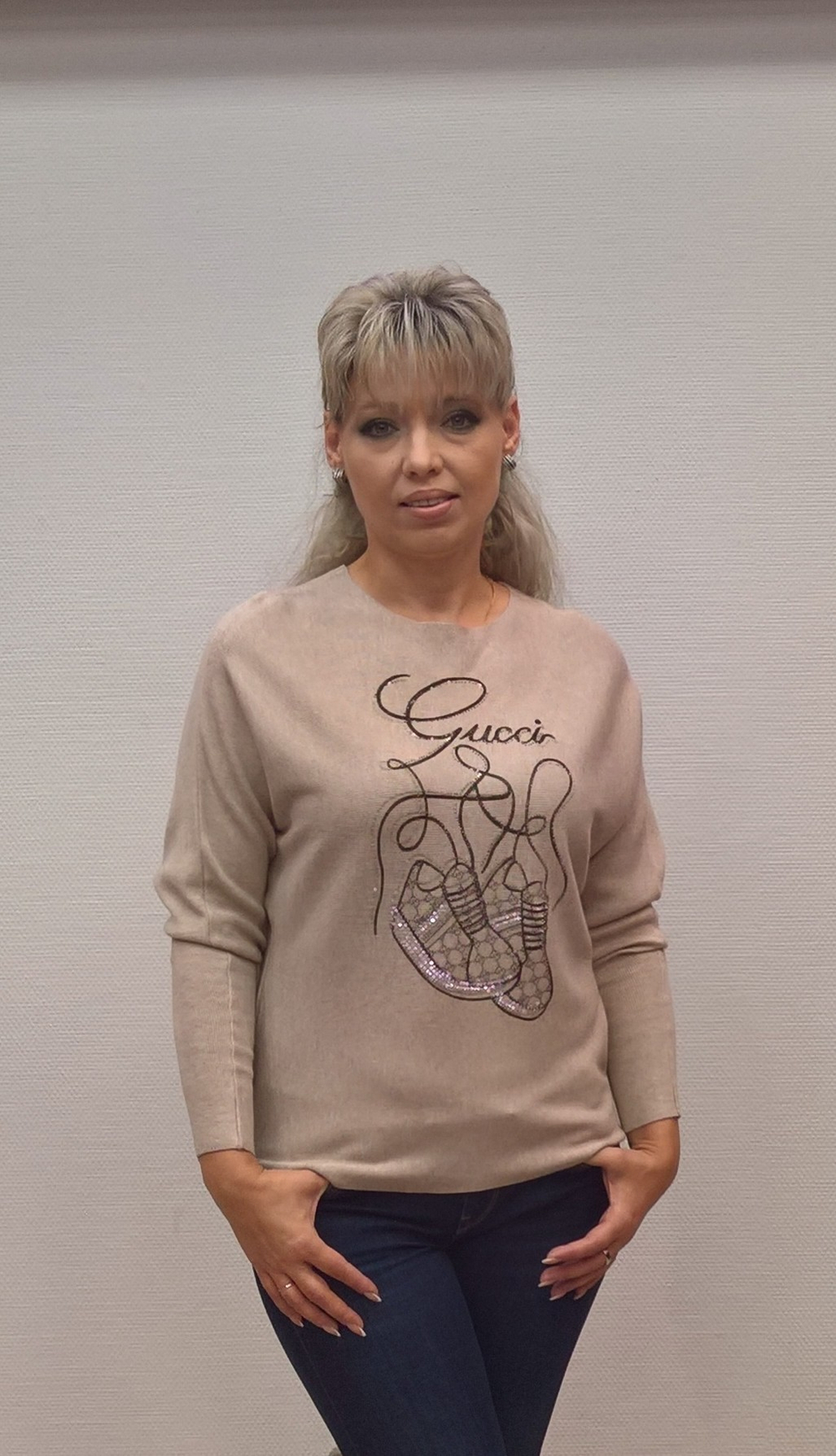 Бежевый джемпер со стразовым принтом "кеды"