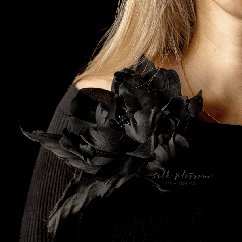 Брошь Черный цветок из шелка