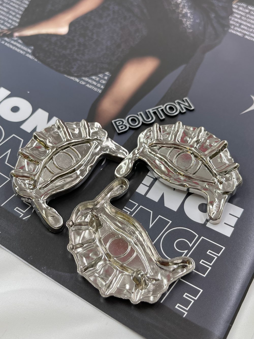 Пуговицы серебристые Скиапар. "Глаз"