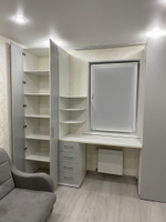 Шкафы с рабочей зоной возле окна под заказ