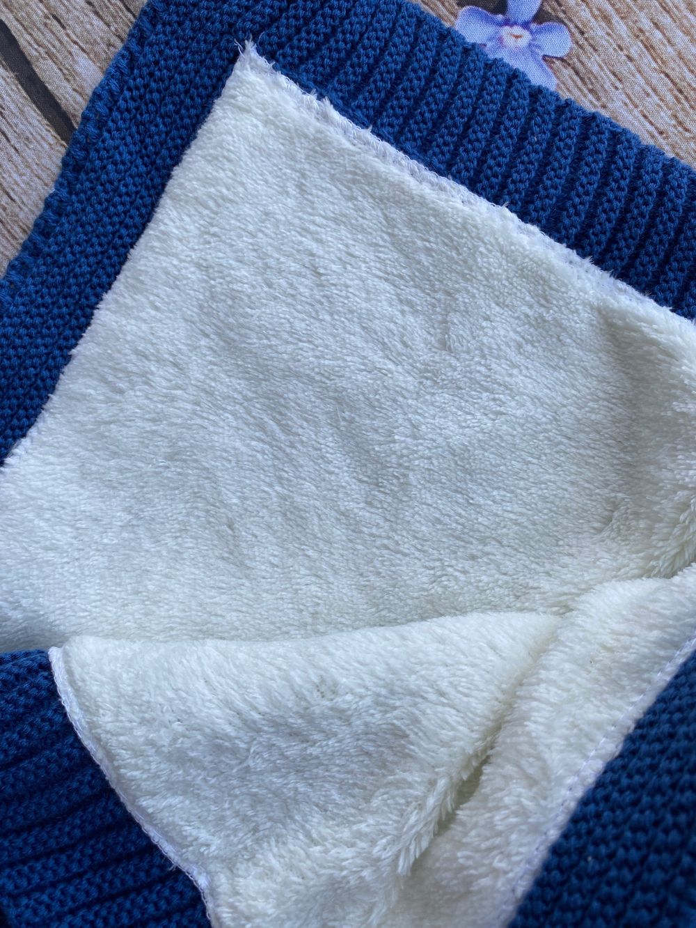 Вязаный комплект на выписку 5 предметов  (Одеяло утеплен., бант, пинетки, комбинезон, шапка) (Цвет: Синий)