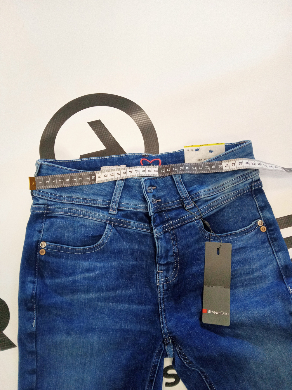 Джинсы женские зауженные STREET ONE slim fit Цвет темно-голубой с эффектом потертости. Размер 27/32 примерно 44/46 русский