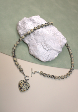 Чокер-колье из далматиновой яшмы «Далматиновое Сердце»