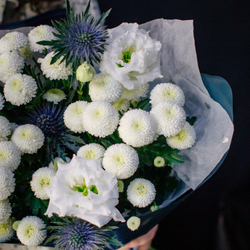 10. Стойкий необычный букет с эрингиумом