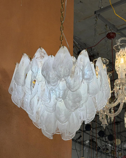 Подвесная люстра с каскадом полупрозрачных стеклянных лепестков,