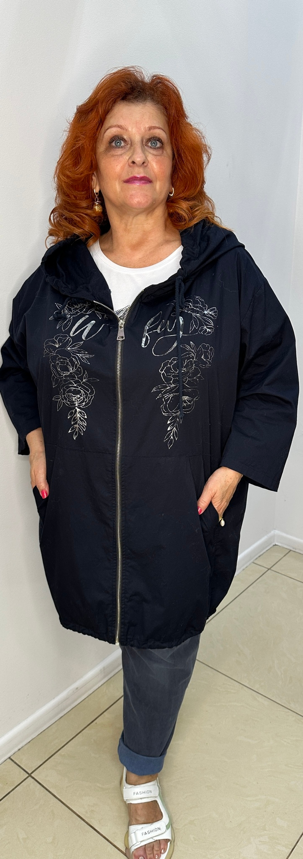 Ветровка-пыльник с разной длиной и "серебристым" принтом на груди