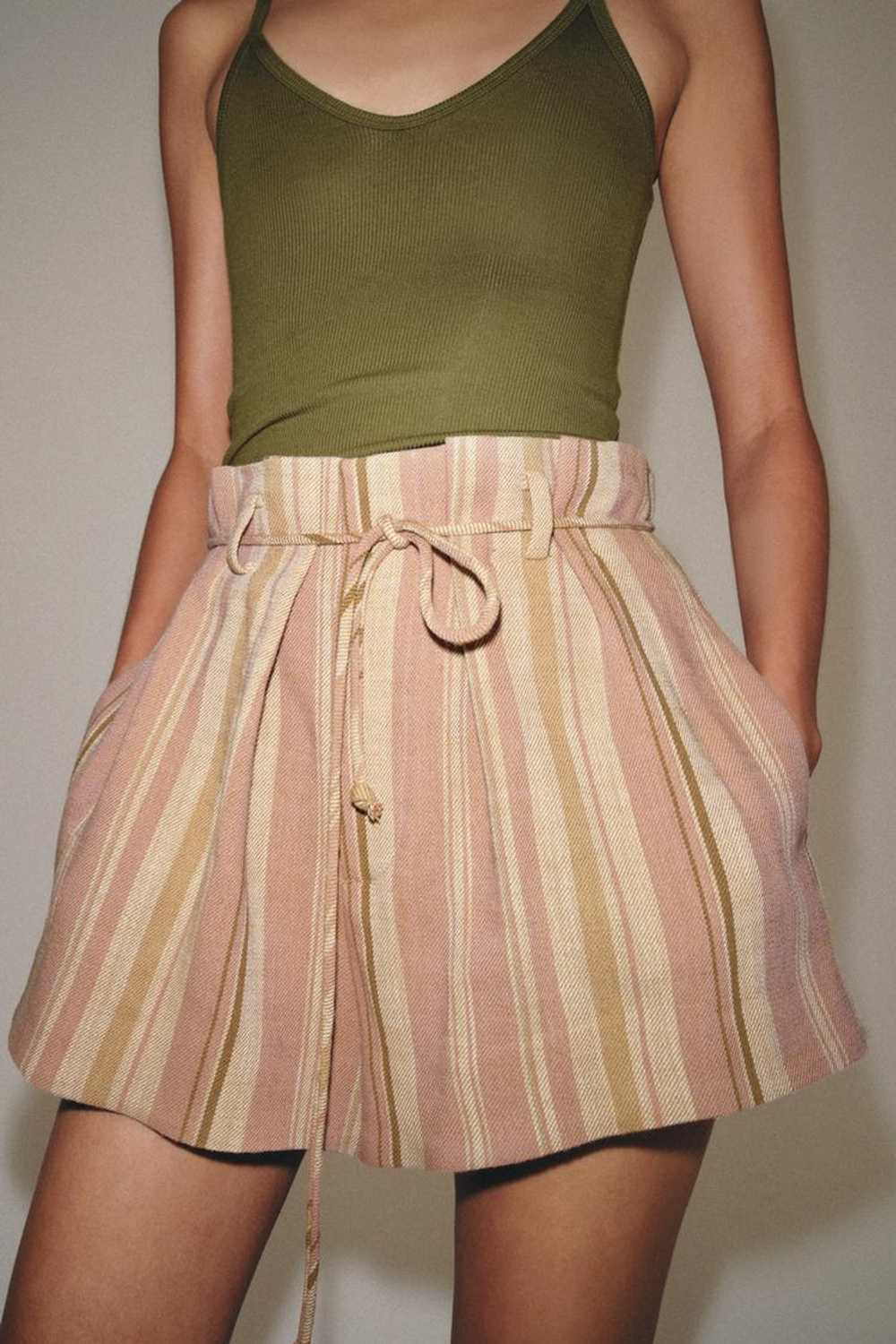 ZARA ТОП НА БРЕТЕЛЯХ В РУБЧИК, ТЕМНО-ОЛИВКОВЫЙ