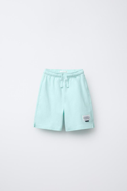 ZARA КОМПЛЕКТ ИЗ ТОПА И ШОРТОВ-БЕРМУДОВ С НАДПИСЬЮ, БИРЮЗОВЫЙ