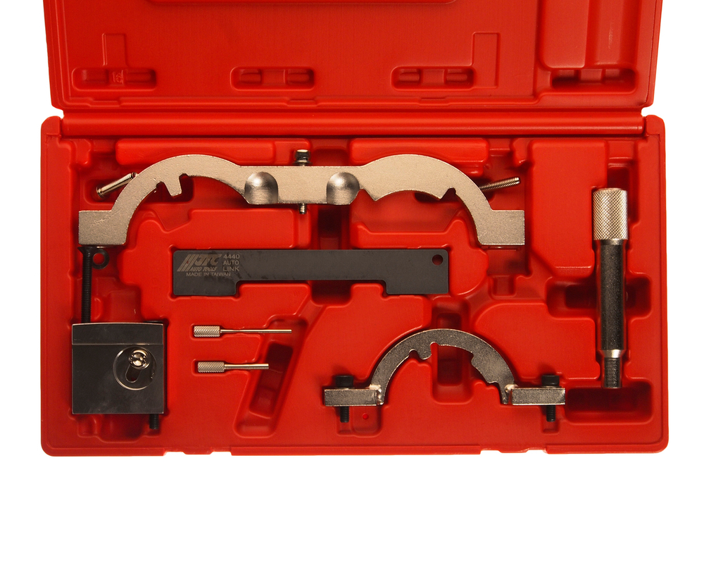 JTC-4440 - Набор приспособлений для фиксации коленвала и распредвала (OPEL,VAUXHALL,CHEVROLET) JTC - Комплектация 

Фиксатор для установки задающих датчиков распредвалов EN-49977-100;
Фиксатор распредвала OPEL EN-953-A / KM-953-A;
Фиксатор коленвала OPEL KM 952;
Фиксатор маркерного диска датчика распредвала EN-49978;
Шаблон для установки положения впускного распредвала EN-49977-200;
Фиксирующий штифт для натяжителя ГРМ Opel KM-955-2 (4 мм);
Штифт для натяжителя KM-955-1 (2.5 мм)


Описание

Используется для блокировки распределительного и коленчатого валов.



Применение

Opel/Vauxhall/Chevrolet 1.0, 1.2, 1.4 бензиновый двигатель (цепь).
Тип двигателя:

1.0: A10XEP,
Ecoflex: A10XEP.
1.2: A12XEL, L2Q/ A12XEL, LWD/ A12XEL,
Ecoflex: A12XER, A12XEL.
1.4: A14XEL, L2Z/ A14XEL , LDD/A14XER, A14XEL, LUJ/A14NET
Ecoflex: A14XER, LDD,LUH/ A14NEL, LUJ/A14NET, LUU
Turbo: LUJ/A14NEL, LUJ/A14NET.