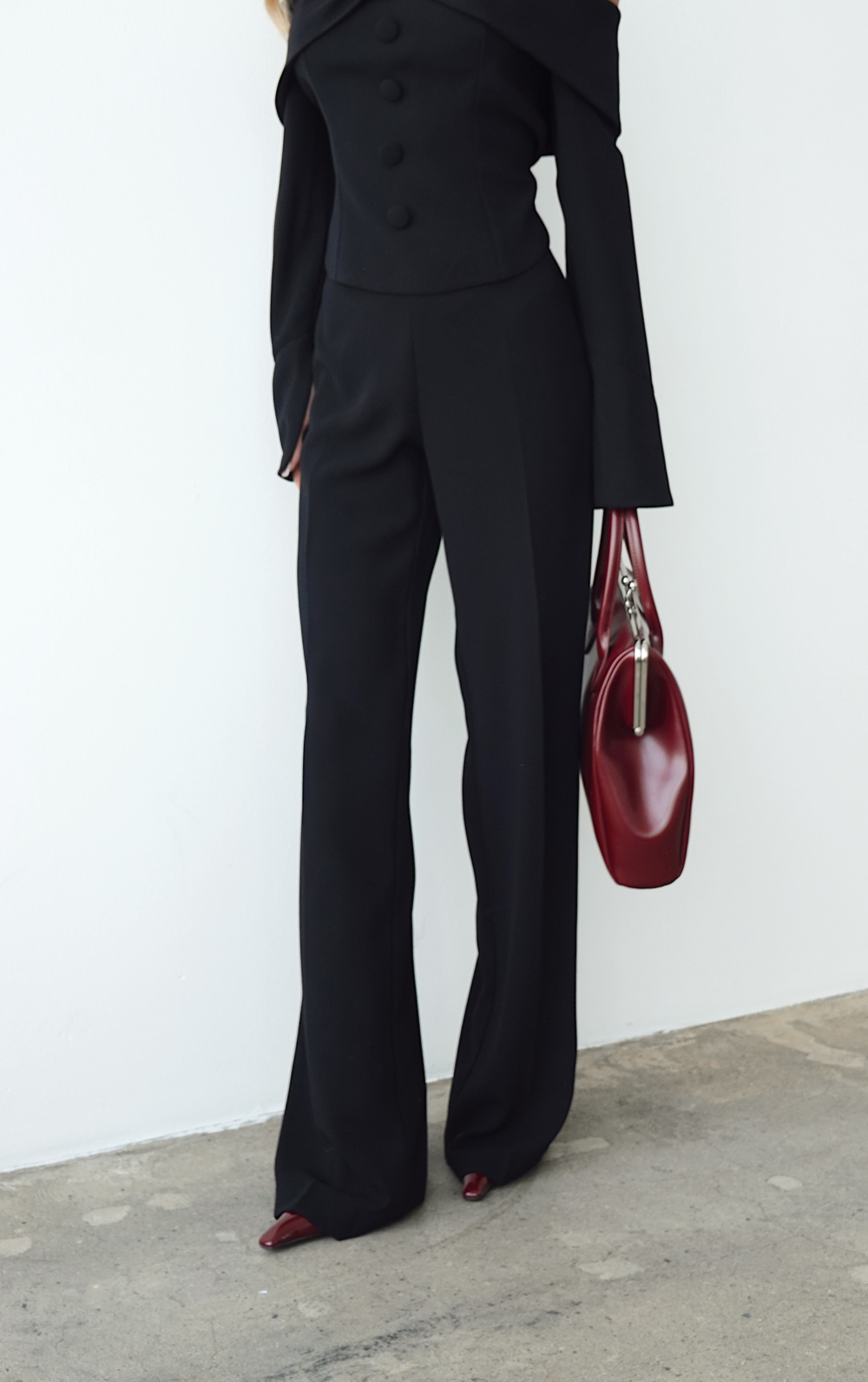 Костюм с топом с декольте и брюками