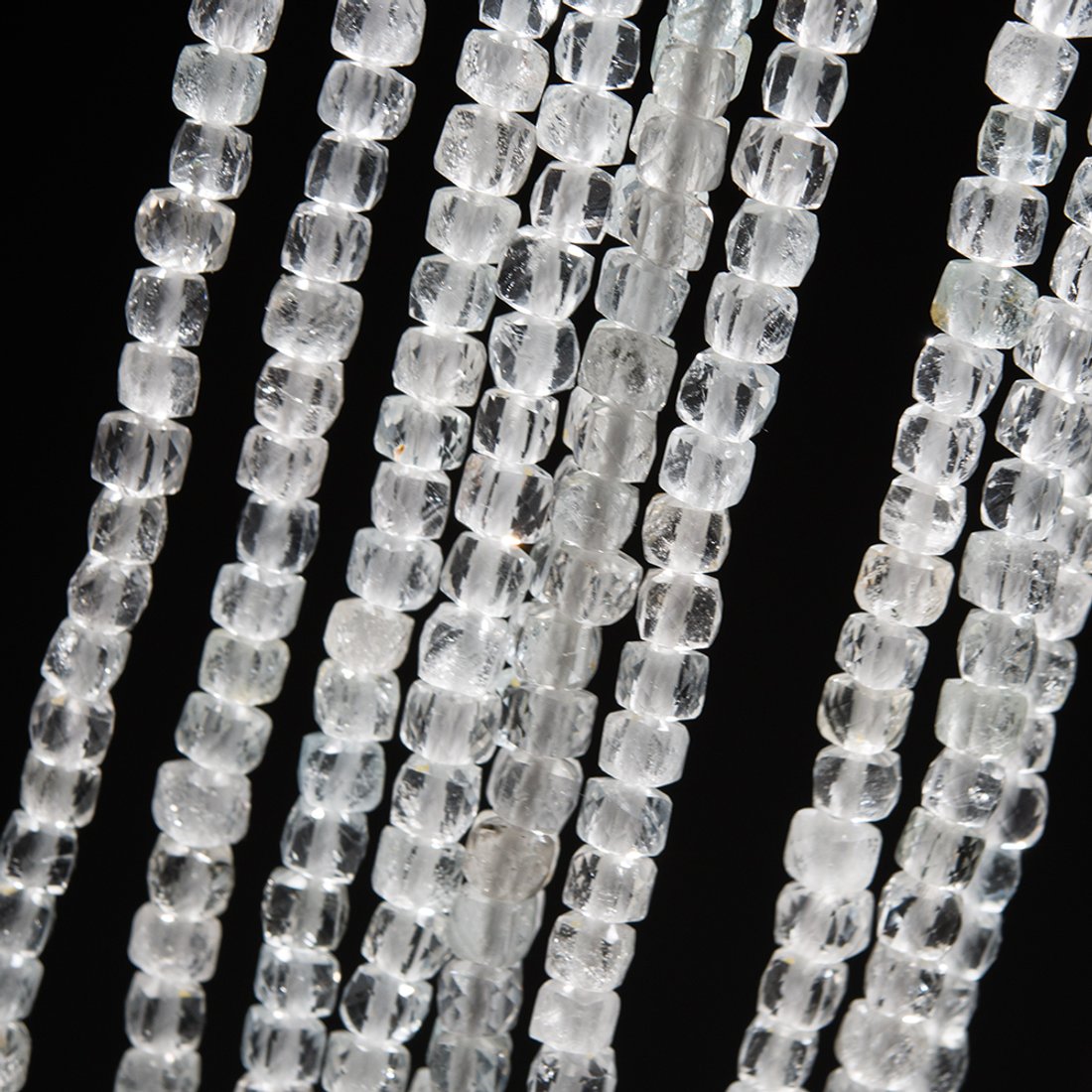 Горный хрусталь натуральный, 4,3мм, куб, микроогранка