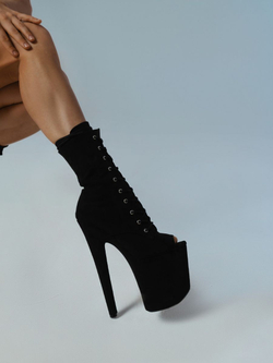 Туфли для танцев SKY HEELS. Ботильоны Тройка, черные, замша. Стрипы подходят как для профессиональных танцевальных выступлений, так и для ярких вечеринок и повседневной носки.