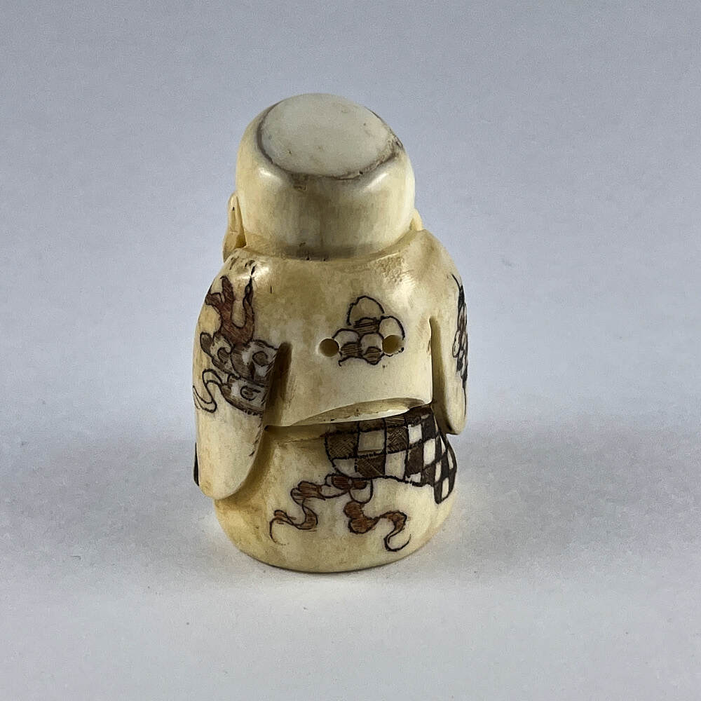 Статуэтка нэцкэ Мальчик Карако с рыбиной на удачу