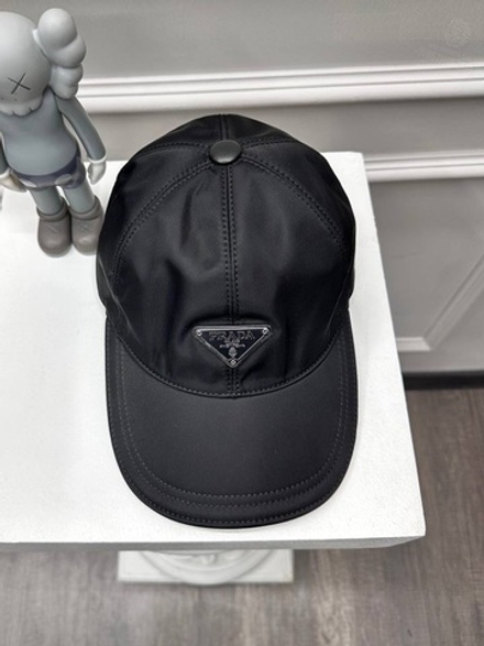 Бейсболка Prada