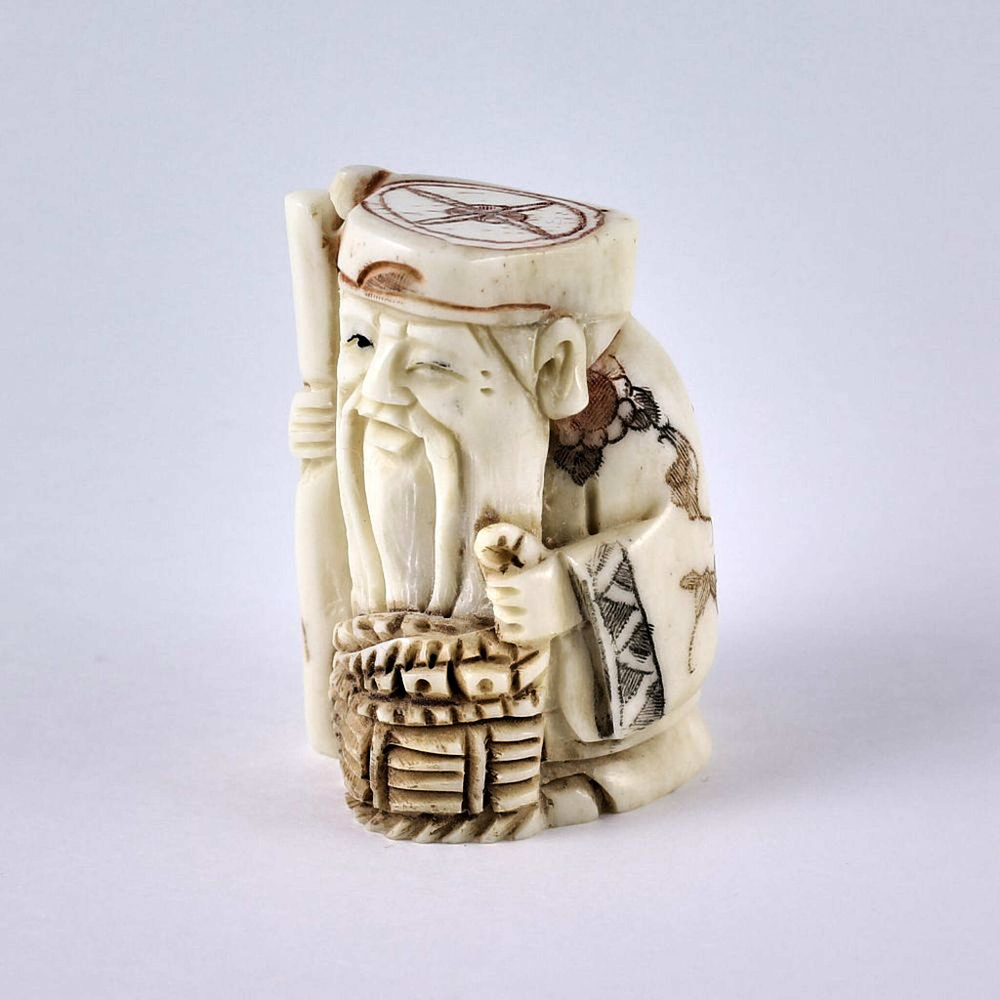 Нэцкэ Дзюродзин с посохом и корзиной рыбы