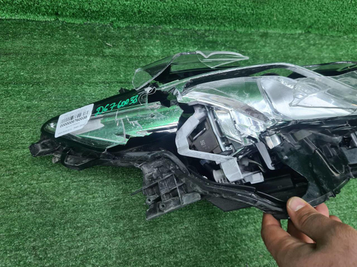 Битая Фара правая Toyota Camry xv70 (2020-н.в.) LED