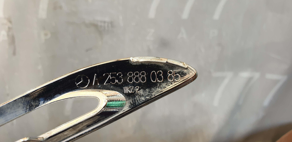 Молдинг решетки радиатора Mercedes GLC (X253) 15-19 Б/У Оригинал A2538880385